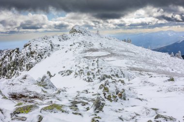 Mart 2024 'te Madrid' deki Sierra de Guadarrama 'da Puerto de Navacerrada' nın karlı manzaraları