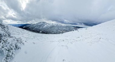 Mart 2024 'te Madrid' deki Sierra de Guadarrama 'da Puerto de Navacerrada' nın karlı manzaraları