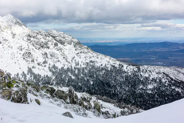 Madrid şehri, Puerto de Navacerrada 'dan yaklaşık 45 km uzaklıktaki düz bir çizgide.