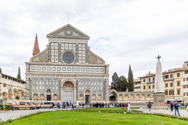 Floransa, İtalya - 10 Nisan 2024: Floransa 'da Santa Maria de Novella Bazilikası, İtalya' nın Floransa kentinde turistlerle çevrili