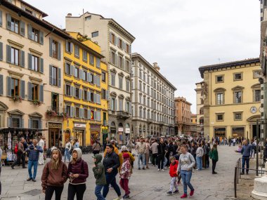 Floransa, İtalya - 10 Nisan 2024: Floransa şehir merkezinin caddeleri Floransa, İtalya 'da turistlerle çevrili