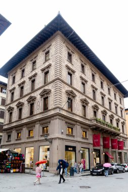 Floransa, İtalya - 10 Nisan 2024: Floransa şehir merkezinin caddeleri Floransa, İtalya 'da turistlerle çevrili