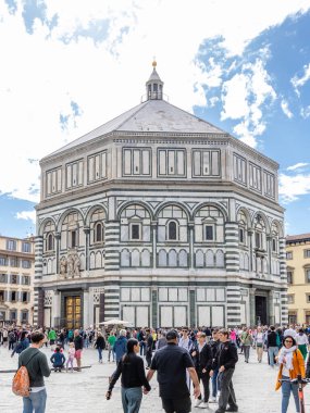 Floransa, İtalya - 10 Nisan 2024: Floransa katedrali Floransa, İtalya 'da turistlerle dolu
