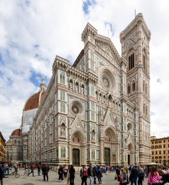 Floransa, İtalya - 10 Nisan 2024: Floransa katedrali Floransa, İtalya 'da turistlerle dolu