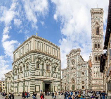 Floransa, İtalya - 10 Nisan 2024: Floransa katedrali Floransa, İtalya 'da turistlerle dolu