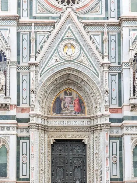 Floransa, İtalya - 10 Nisan 2024: Floransa katedrali Floransa, İtalya 'da turistlerle dolu