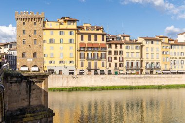 Floransa, İtalya - 10 Nisan 2024: Floransa 'daki Vecchio Köprüsü' nün etrafını turistlerin doldurduğu manzarası