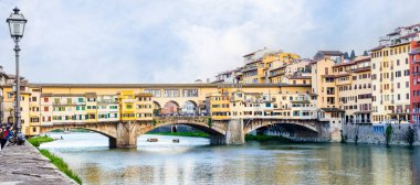 Floransa, İtalya - 10 Nisan 2024: Floransa 'daki Vecchio Köprüsü' nün etrafını turistlerin doldurduğu manzarası