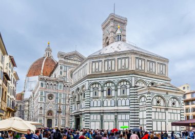 Floransa, İtalya - 10 Nisan 2024: Floransa şehir merkezinin caddeleri Floransa, İtalya 'da turistlerle çevrili