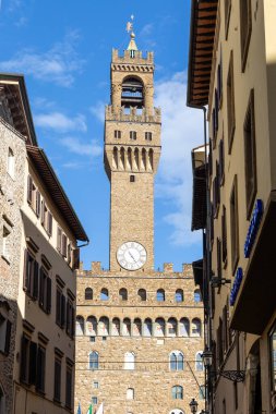 Floransa, İtalya - 10 Nisan 2024: Floransa şehir merkezinin caddeleri Floransa, İtalya 'da turistlerle çevrili