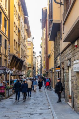 Floransa, İtalya - 10 Nisan 2024: Floransa şehir merkezinin caddeleri Floransa, İtalya 'da turistlerle çevrili