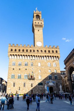 Floransa, İtalya - 10 Nisan 2024: Floransa şehir merkezinin caddeleri Floransa, İtalya 'da turistlerle çevrili