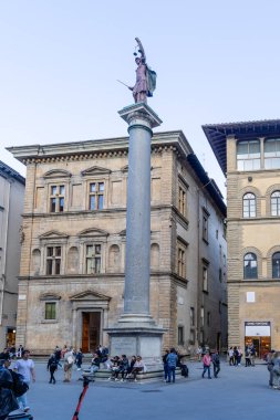 Floransa, İtalya - 10 Nisan 2024: Floransa şehir merkezinin caddeleri Floransa, İtalya 'da turistlerle çevrili