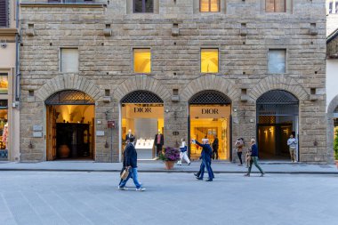 Floransa, İtalya - 10 Nisan 2024: Floransa şehir merkezinin caddeleri Floransa, İtalya 'da turistlerle çevrili