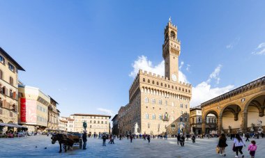 Floransa, İtalya - 10 Nisan 2024: Floransa şehir merkezinin caddeleri Floransa, İtalya 'da turistlerle çevrili
