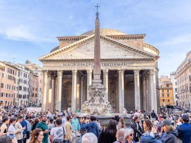 Roma, İtalya - 09 Nisan 2024: Roma 'da Panteon' un Roma, İtalya 'da turistlerle çevrili görüntüsü