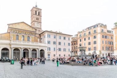 Roma, İtalya - 09 Nisan 2024: Roma 'daki Trastevere Mahallesi' nin Roma, İtalya 'daki turistlerle çevrili manzarası