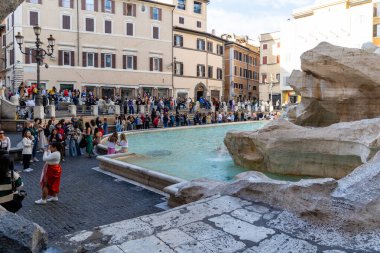 Roma, İtalya - 11 Nisan 2024: Turistlerin Roma, İtalya 'da suya para attığı Fontana di Trevi manzarası