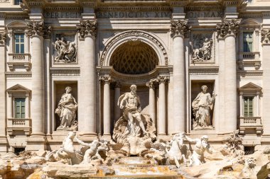 Roma, İtalya - 11 Nisan 2024: Roma, İtalya 'daki Trevi Çeşmesi' nin heykellerinin ayrıntılarına bakın