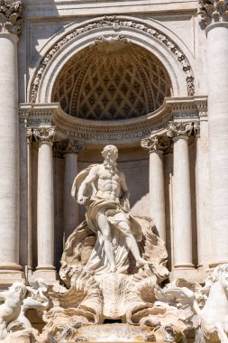 Roma, İtalya - 11 Nisan 2024: Roma, İtalya 'daki Trevi Çeşmesi' nin heykellerinin ayrıntılarına bakın