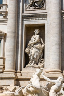 Roma, İtalya - 11 Nisan 2024: Roma, İtalya 'daki Trevi Çeşmesi' nin heykellerinin ayrıntılarına bakın