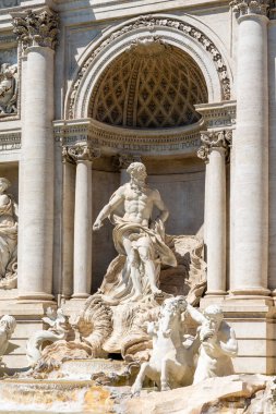 Roma, İtalya - 11 Nisan 2024: Roma, İtalya 'daki Trevi Çeşmesi' nin heykellerinin ayrıntılarına bakın