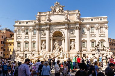 Roma, İtalya - 11 Nisan 2024: Turistlerin Roma, İtalya 'da suya para attığı Fontana di Trevi manzarası