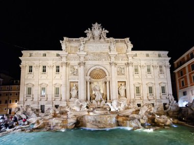 Roma, İtalya - 11 Nisan 2024: Turistlerin Roma, İtalya 'da suya para attığı Fontana di Trevi manzarası