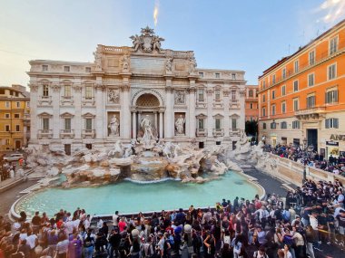 Roma, İtalya - 11 Nisan 2024: Turistlerin Roma, İtalya 'da suya para attığı Fontana di Trevi manzarası
