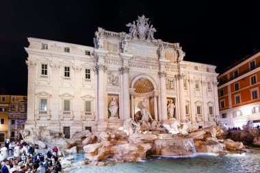Roma, İtalya - 11 Nisan 2024: Turistlerin Roma, İtalya 'da suya para attığı Fontana di Trevi manzarası