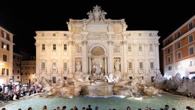 Roma, İtalya - 11 Nisan 2024: Turistlerin Roma, İtalya 'da suya para attığı Fontana di Trevi manzarası