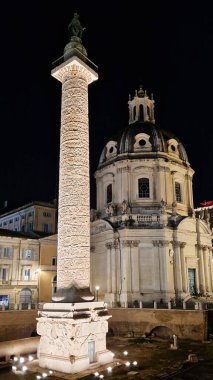 Roma, İtalya - 11 Nisan 2024: Roma 'da Roma, İtalya' da turistlerin toplandığı Trajan 'ın sütununa bakmak