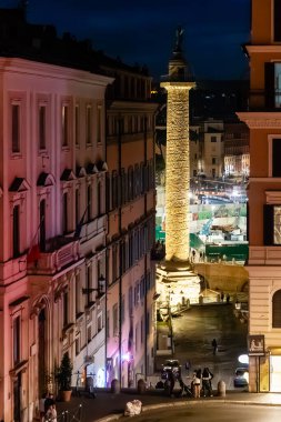 Roma, İtalya - 11 Nisan 2024: Roma 'da Roma, İtalya' da turistlerin toplandığı Trajan 'ın sütununa bakmak