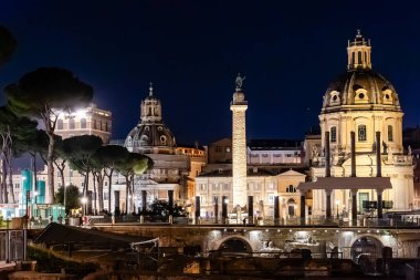 Roma, İtalya - 11 Nisan 2024: Roma 'da Roma, İtalya' da turistlerin toplandığı Trajan 'ın sütununa bakmak