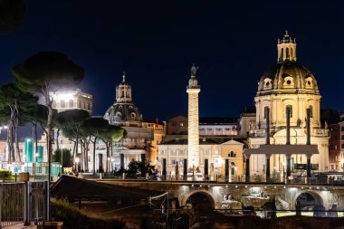 Roma, İtalya - 11 Nisan 2024: Roma 'da Roma, İtalya' da turistlerin toplandığı Trajan 'ın sütununa bakmak