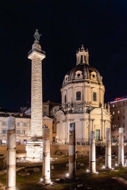 Roma, İtalya - 11 Nisan 2024: Roma 'da Roma, İtalya' da turistlerin toplandığı Trajan 'ın sütununa bakmak
