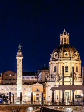 Roma, İtalya - 11 Nisan 2024: Roma 'da Roma, İtalya' da turistlerin toplandığı Trajan 'ın sütununa bakmak