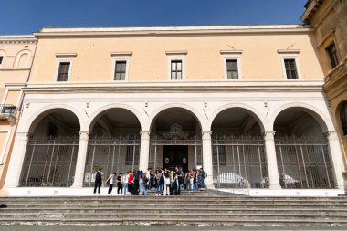 Roma, İtalya - 11 Nisan 2024: Roma, İtalya - 11 Nisan 2024: Roma sokaklarının manzarası, Roma, İtalya 'da turistlerin yürüdüğü