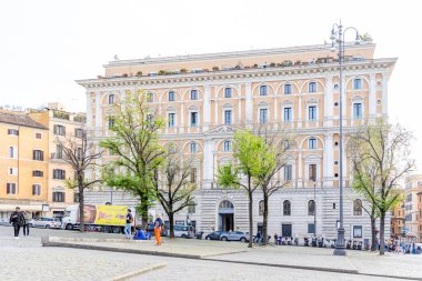 Roma, İtalya - 11 Nisan 2024: Roma, İtalya - 11 Nisan 2024: Roma sokaklarının manzarası, Roma, İtalya 'da turistlerin yürüdüğü