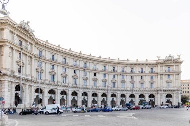 Roma, İtalya - 11 Nisan 2024: Roma, İtalya - 11 Nisan 2024: Roma, Cumhuriyet meydanı sokakları, Roma, İtalya 'da turistlerin yürüdüğü