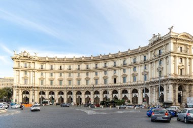 Roma, İtalya - 11 Nisan 2024: Roma, İtalya - 11 Nisan 2024: Roma, Cumhuriyet meydanı sokakları, Roma, İtalya 'da turistlerin yürüdüğü