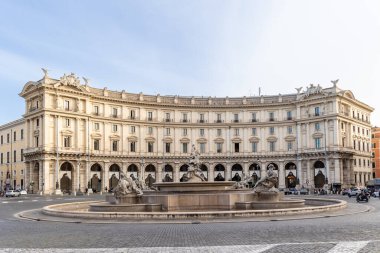 Roma, İtalya - 11 Nisan 2024: Roma, İtalya - 11 Nisan 2024: Roma, Cumhuriyet meydanı sokakları, Roma, İtalya 'da turistlerin yürüdüğü