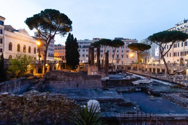 Roma, İtalya - 11 Nisan 2024: Roma, İtalya - 11 Nisan 2024: Roma sokaklarının manzarası, Roma, İtalya 'da turistlerin yürüdüğü