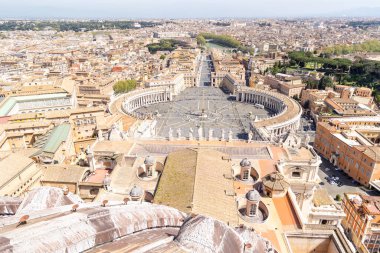 11 Nisan 2024: Roma, İtalya - 11 Nisan 2024: Vatikan 'daki St. Peter Meydanı' nın havadan görünüşü, Roma, İtalya 'da turistlerle dolu