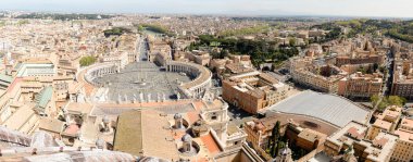 11 Nisan 2024: Roma, İtalya - 11 Nisan 2024: Vatikan 'daki St. Peter Meydanı' nın havadan görünüşü, Roma, İtalya 'da turistlerle dolu