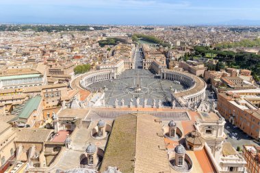 11 Nisan 2024: Roma, İtalya - 11 Nisan 2024: Vatikan 'daki St. Peter Meydanı' nın havadan görünüşü, Roma, İtalya 'da turistlerle dolu
