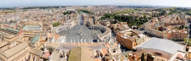 11 Nisan 2024: Roma, İtalya - 11 Nisan 2024: Vatikan 'daki St. Peter Meydanı' nın havadan görünüşü, Roma, İtalya 'da turistlerle dolu