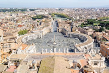 11 Nisan 2024: Roma, İtalya - 11 Nisan 2024: Vatikan 'daki St. Peter Meydanı' nın havadan görünüşü, Roma, İtalya 'da turistlerle dolu