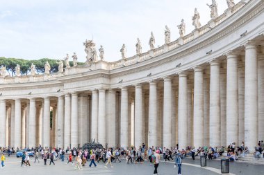 Roma, İtalya - 11 Nisan 2024: Roma, İtalya - 11 Nisan 2024: Vatikan 'da St. Peter Meydanı, Roma, İtalya' da turistlerle dolu