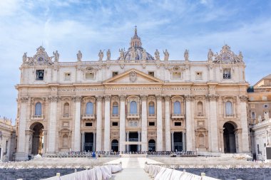 Roma, İtalya - 11 Nisan 2024: Roma, İtalya - 11 Nisan 2024: Vatikan 'da St. Peter Meydanı, Roma, İtalya' da turistlerle dolu